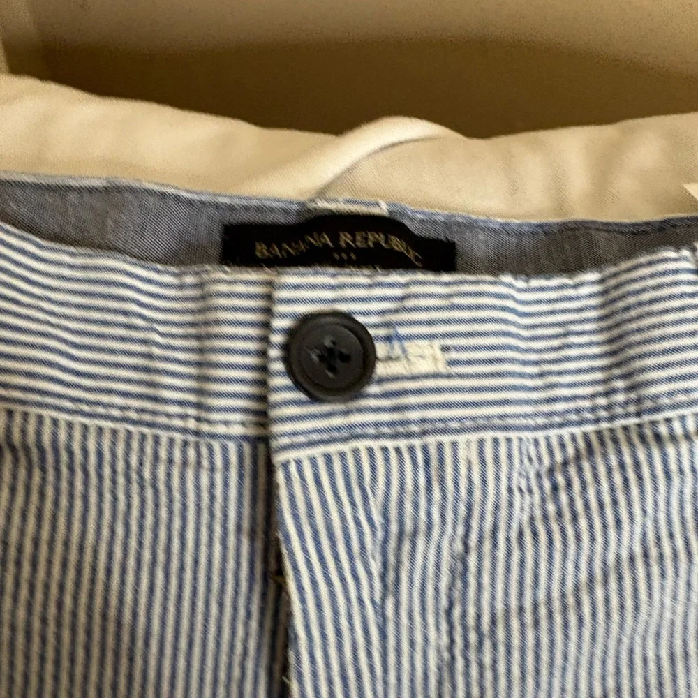Banana Republic Men's Aiden Seersucker Shorts 32 Blue White Striped Flat Front - Picture 2 of 3
